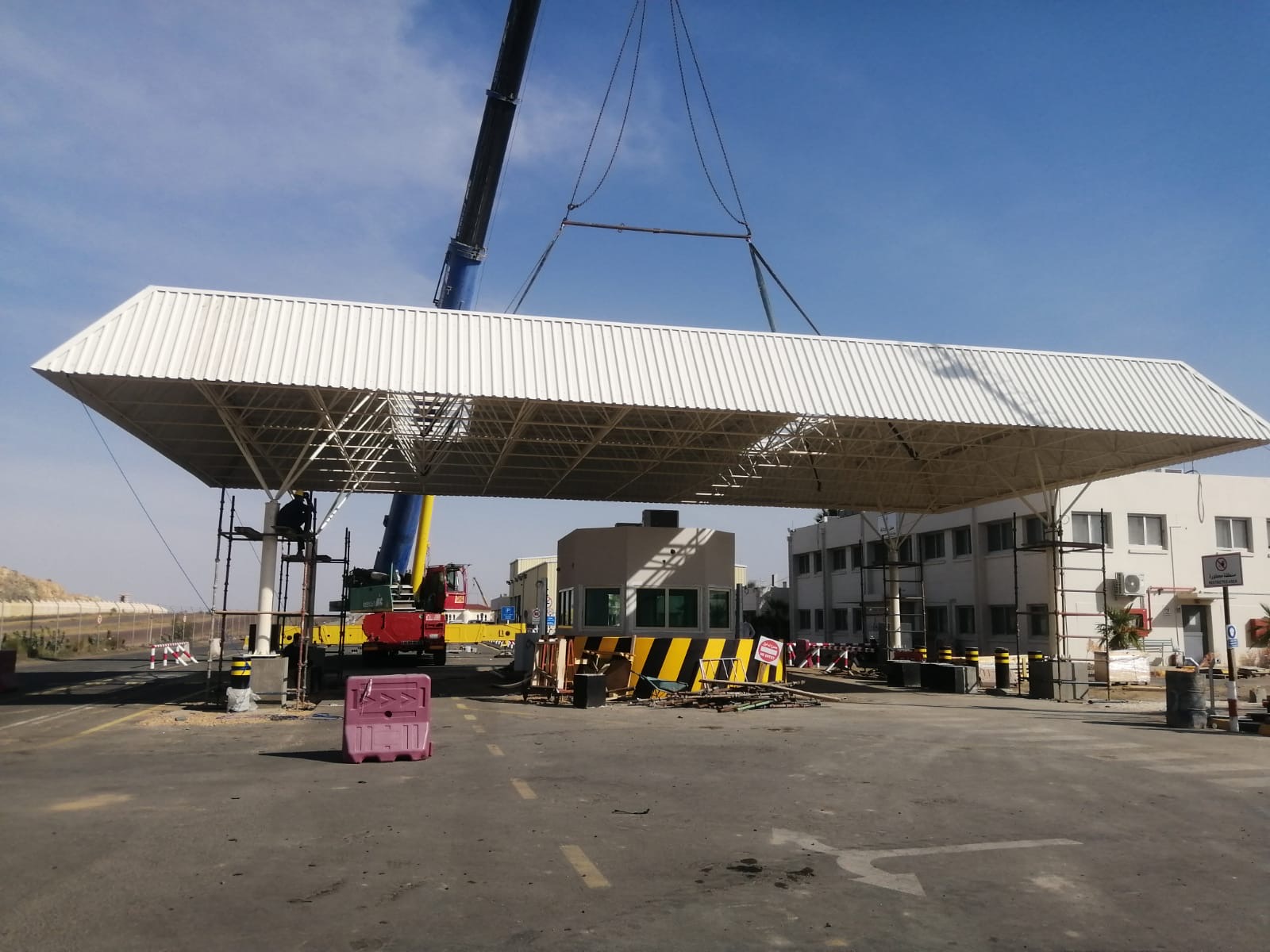GASCO gate house sunshade space frame craned into position, Taif